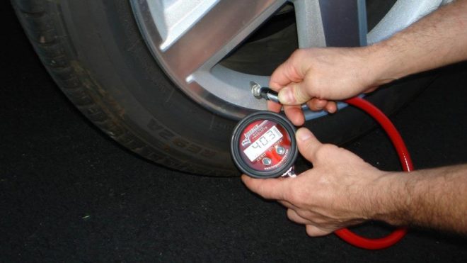 Одним из факторов безопасности в автомобиле являются правильно накачанные шины